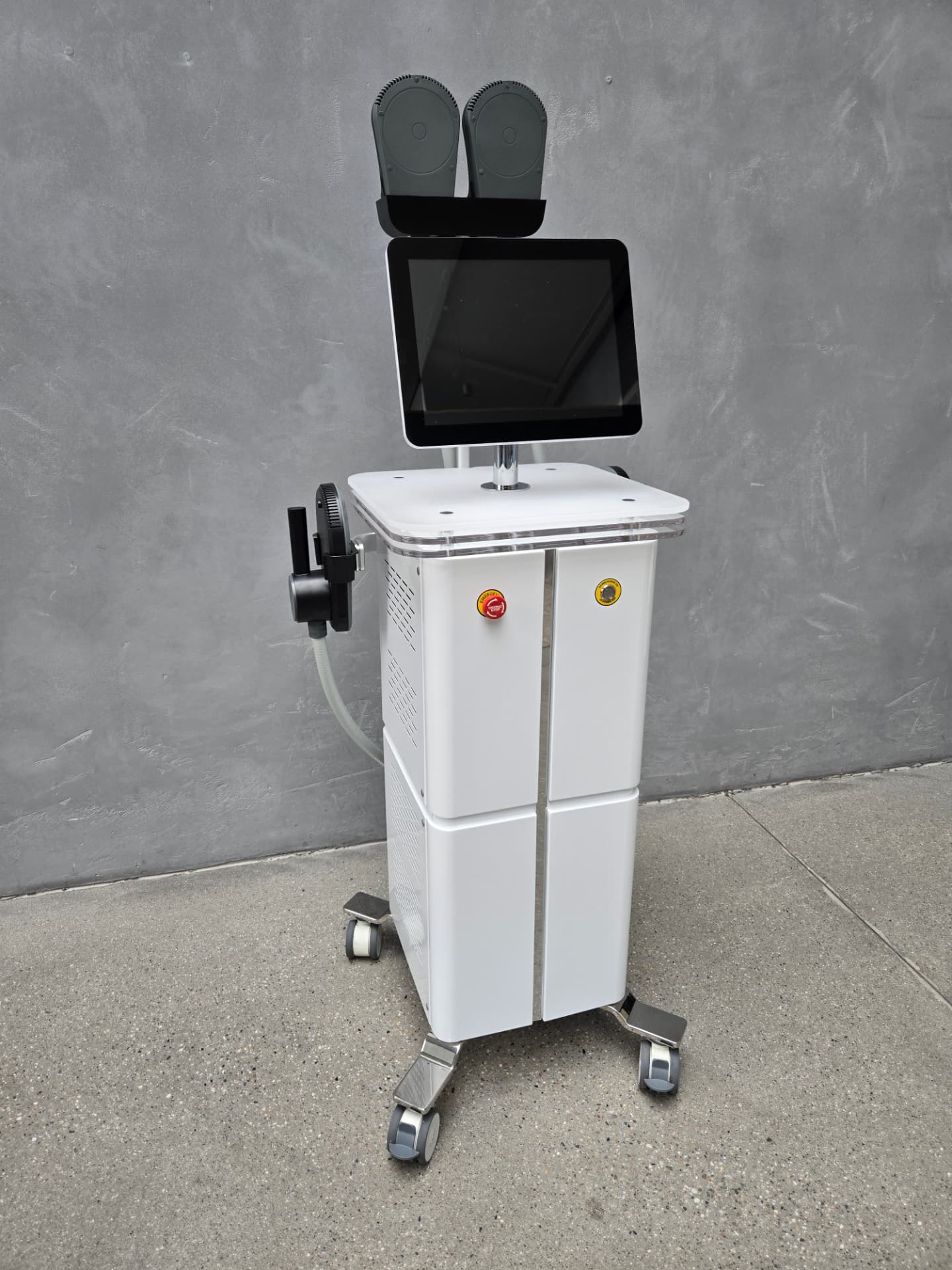 EMP Body Pro Gerät mit Touchscreen und Applikatoren