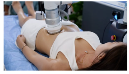 Aesthetic Robot AI im Einsatz während einer Körperbehandlung